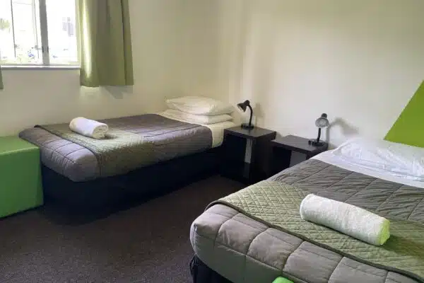 Twin room with 2 Singel Beds, side tables , Power points and Lamps