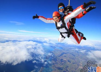 Sky Dive Abel Tasman tandem jumpers above Nelson Accommodation